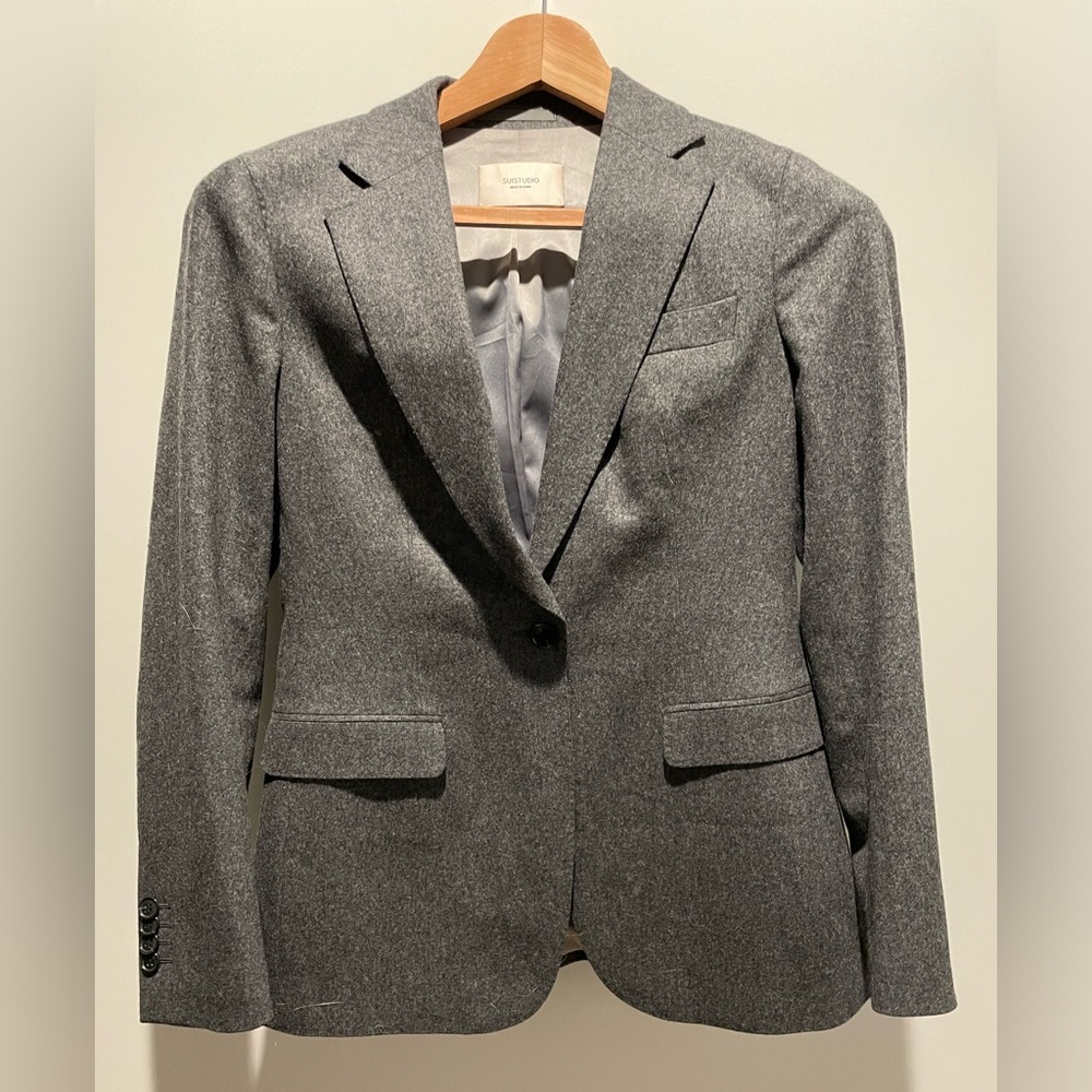Suistudio Charcoal Gray Cameron Single Breasted Wool Suit Jacket. 36R, US 4.
